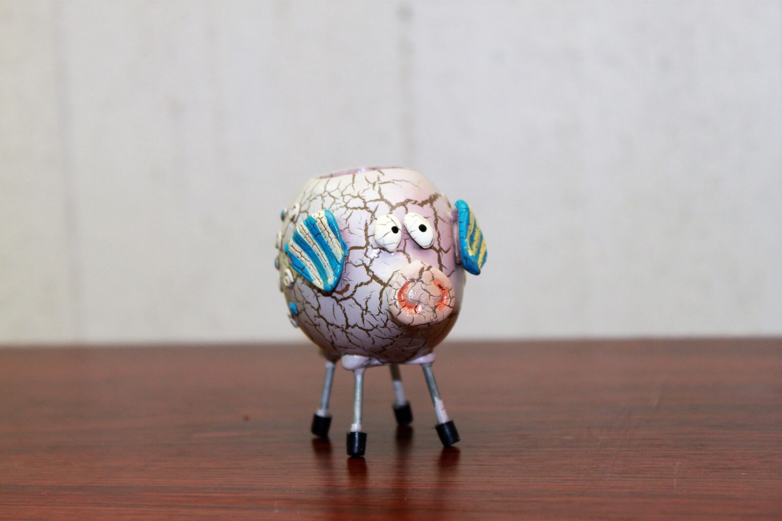 Canon EOS 500D (EOS Rebel T1i / EOS Kiss X3) sample photo. Pig, pink, blue photography
