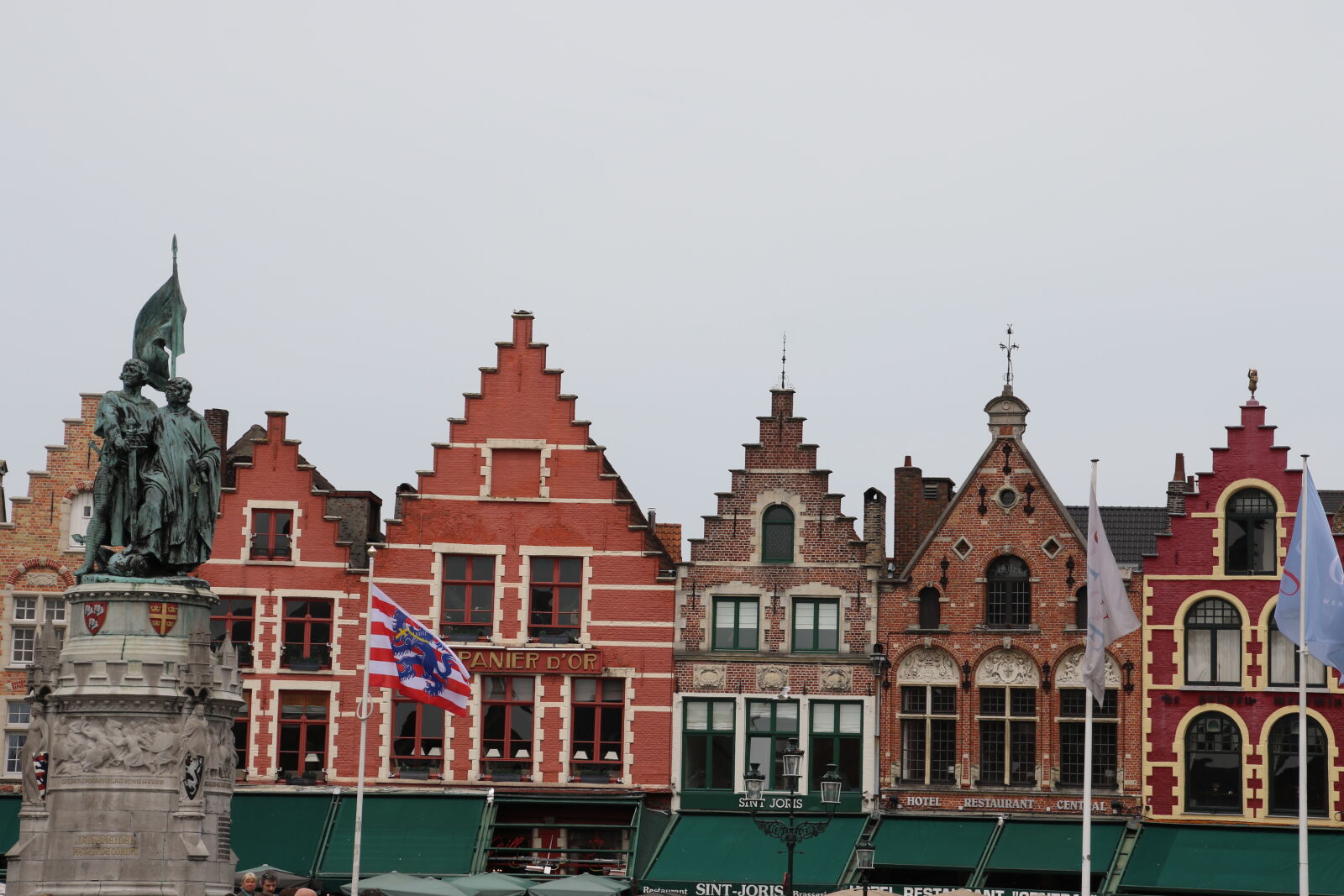 Canon EOS 7D Mark II sample photo. Belgium, bricks, bruges, colorful photography