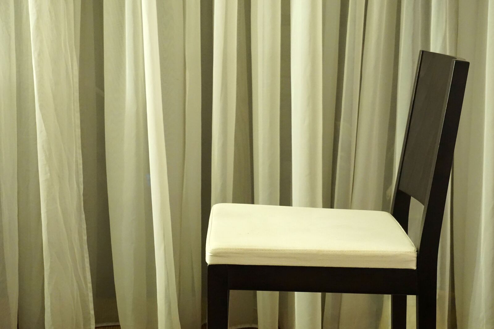Sony a6000 sample photo. Chair, curtain, minimal photography