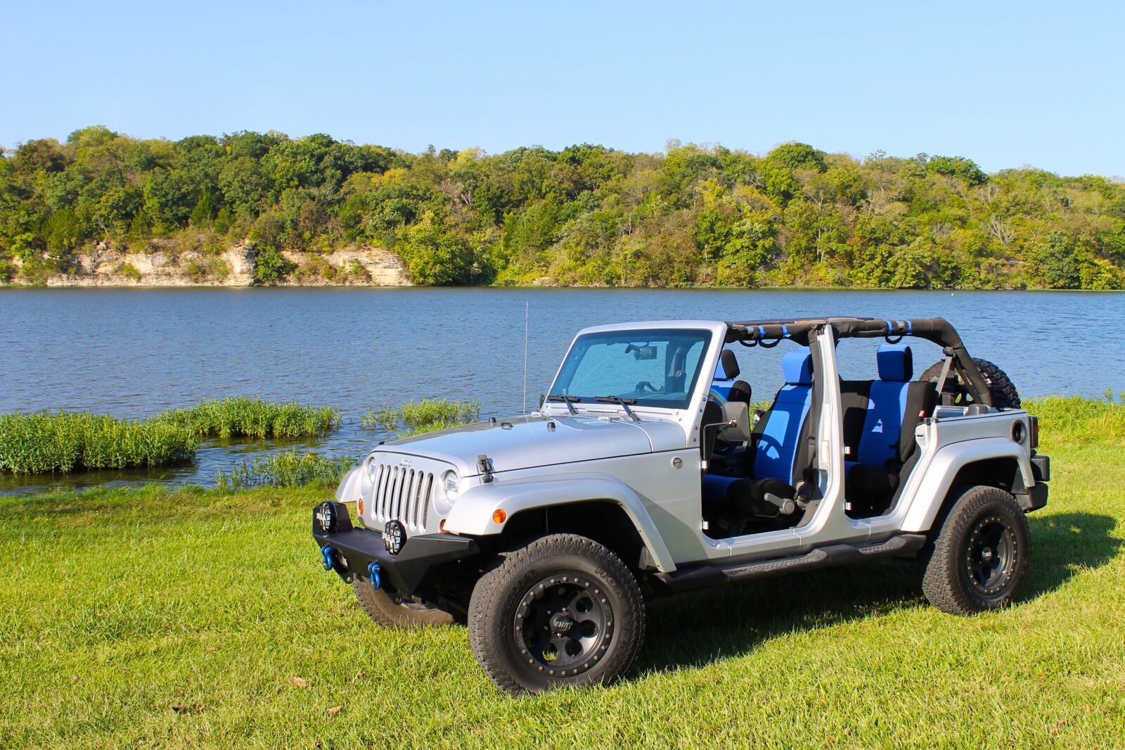 Canon EOS 1100D (EOS Rebel T3 / EOS Kiss X50) sample photo. Blue, jeep, lake, water photography