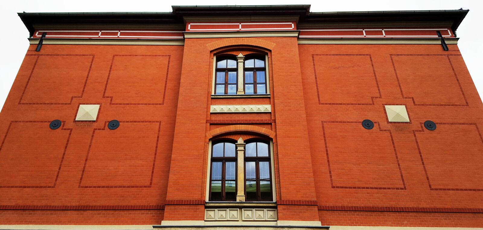 Samsung Galaxy S6 sample photo. Building, brick construction, red photography