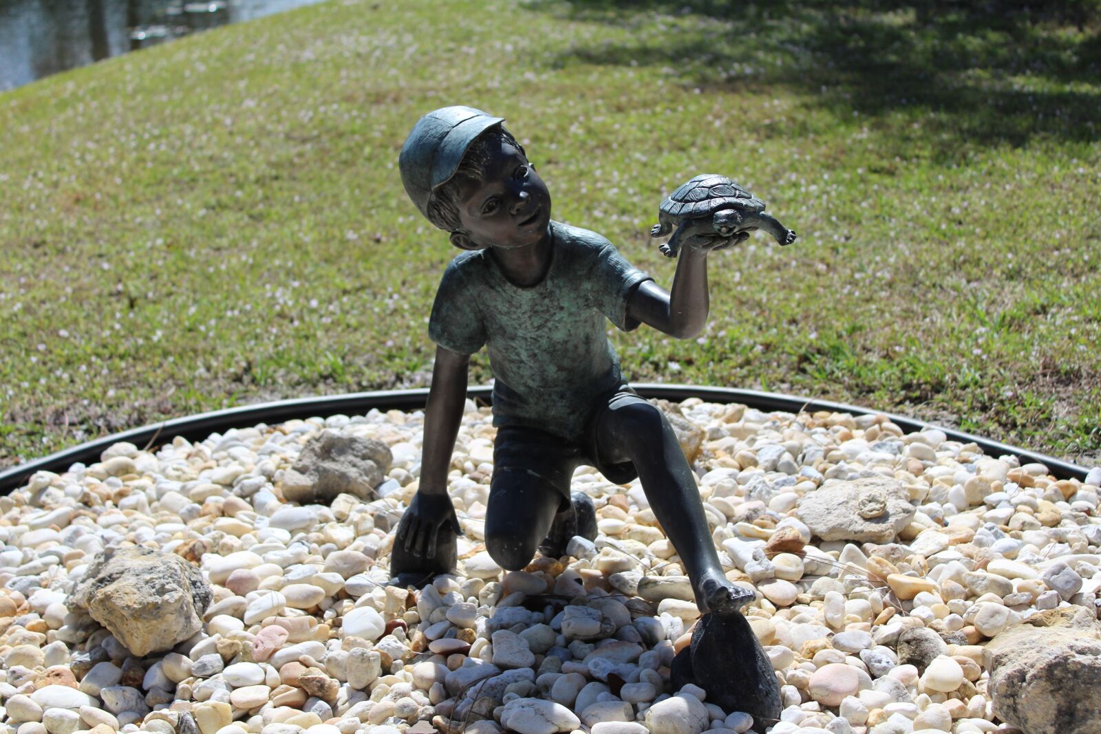 Canon EOS 1300D (EOS Rebel T6 / EOS Kiss X80) sample photo. Statue, boy, turtle photography