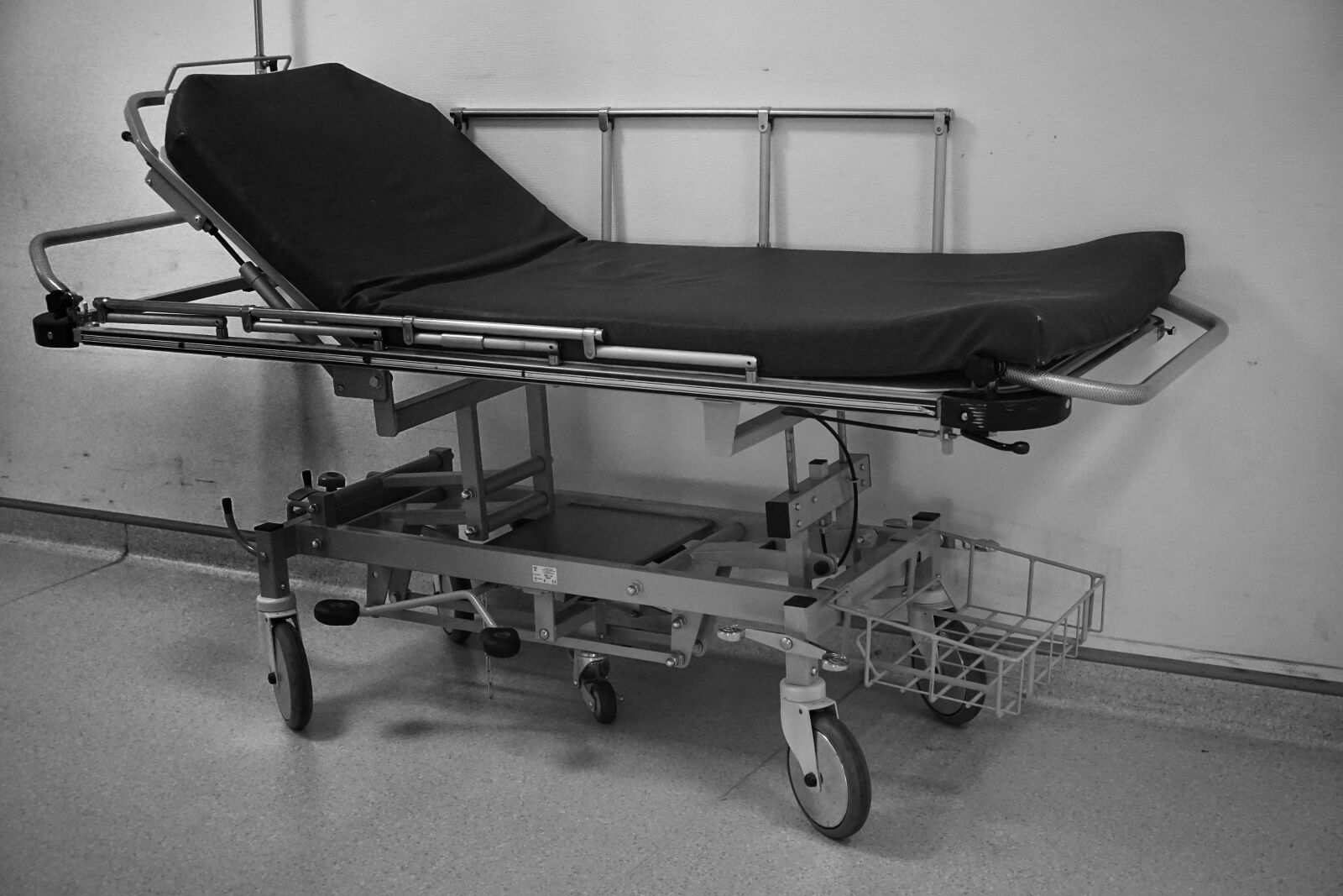 Sony E 16-50mm F3.5-5.6 PZ OSS sample photo. Brancard, decours, hospital, medecine photography