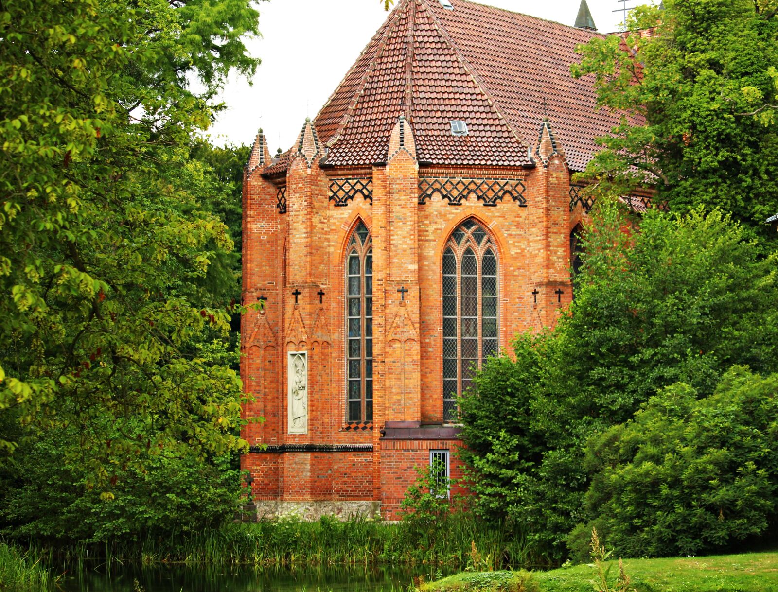 Canon EOS 100D (EOS Rebel SL1 / EOS Kiss X7) sample photo. Church, brick, building photography