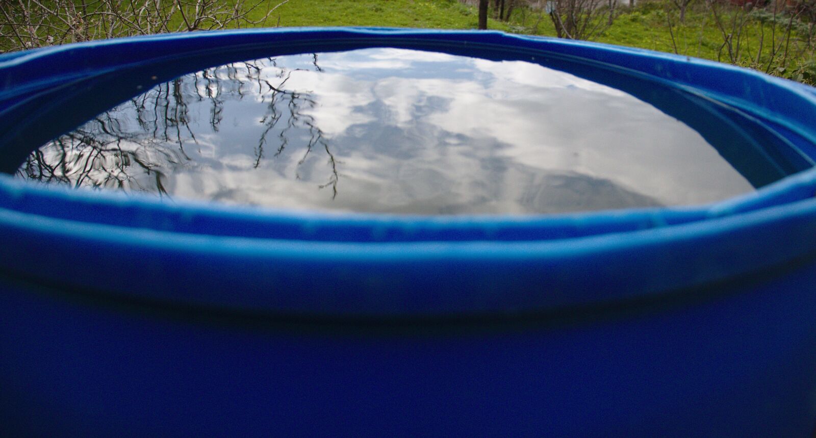Canon EOS 800D (EOS Rebel T7i / EOS Kiss X9i) sample photo. Barrel, water, reflection photography