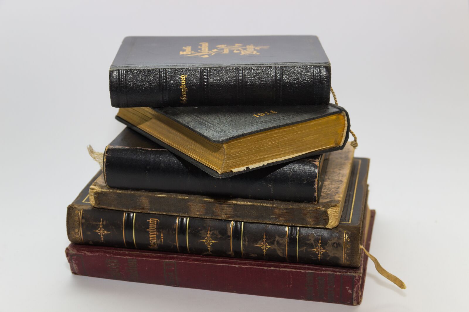 Canon EOS 600D (Rebel EOS T3i / EOS Kiss X5) sample photo. Bible, hymnal, old photography