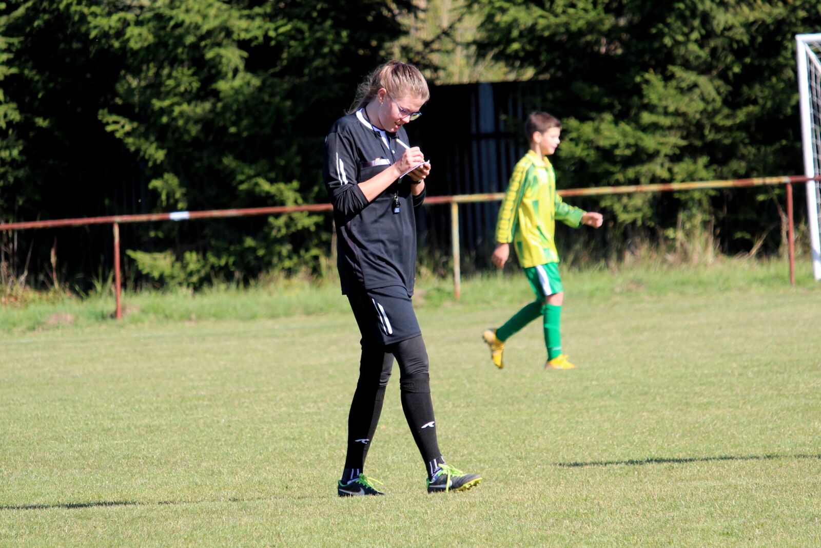 Canon EF-S 55-250mm F4-5.6 IS STM sample photo. Football, the referee, judge photography
