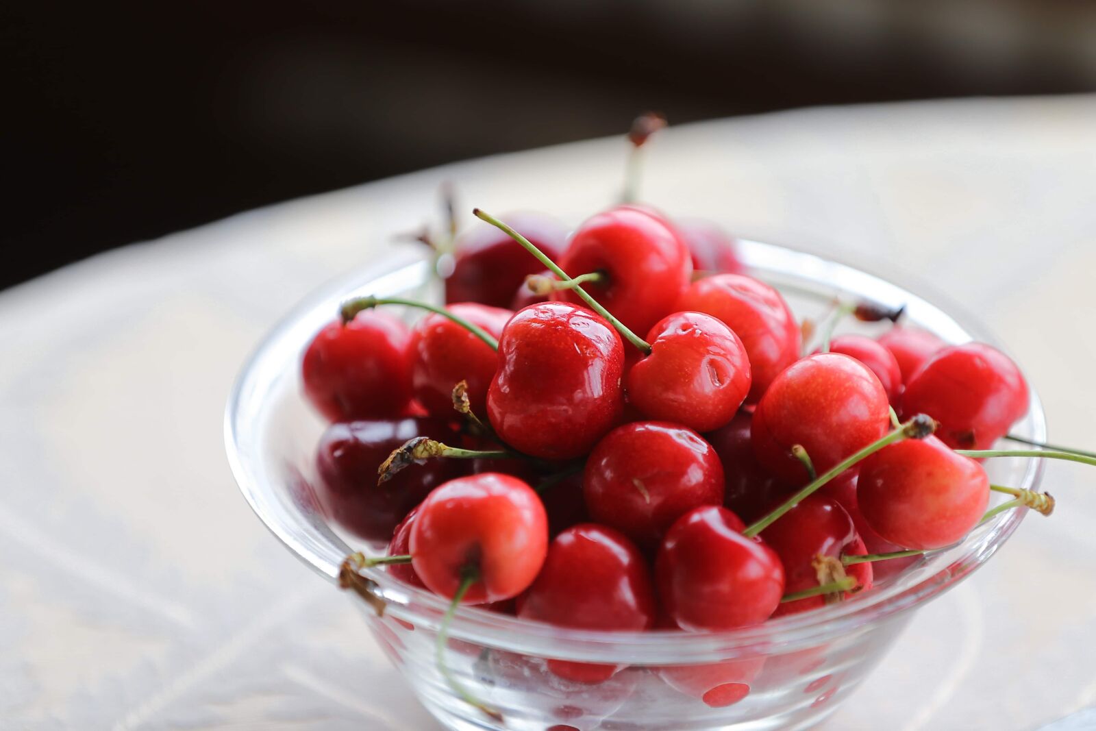 Canon EOS 6D + Canon EF 70-200mm F2.8L IS II USM sample photo. Bowl, crystal, cherries, reddish photography
