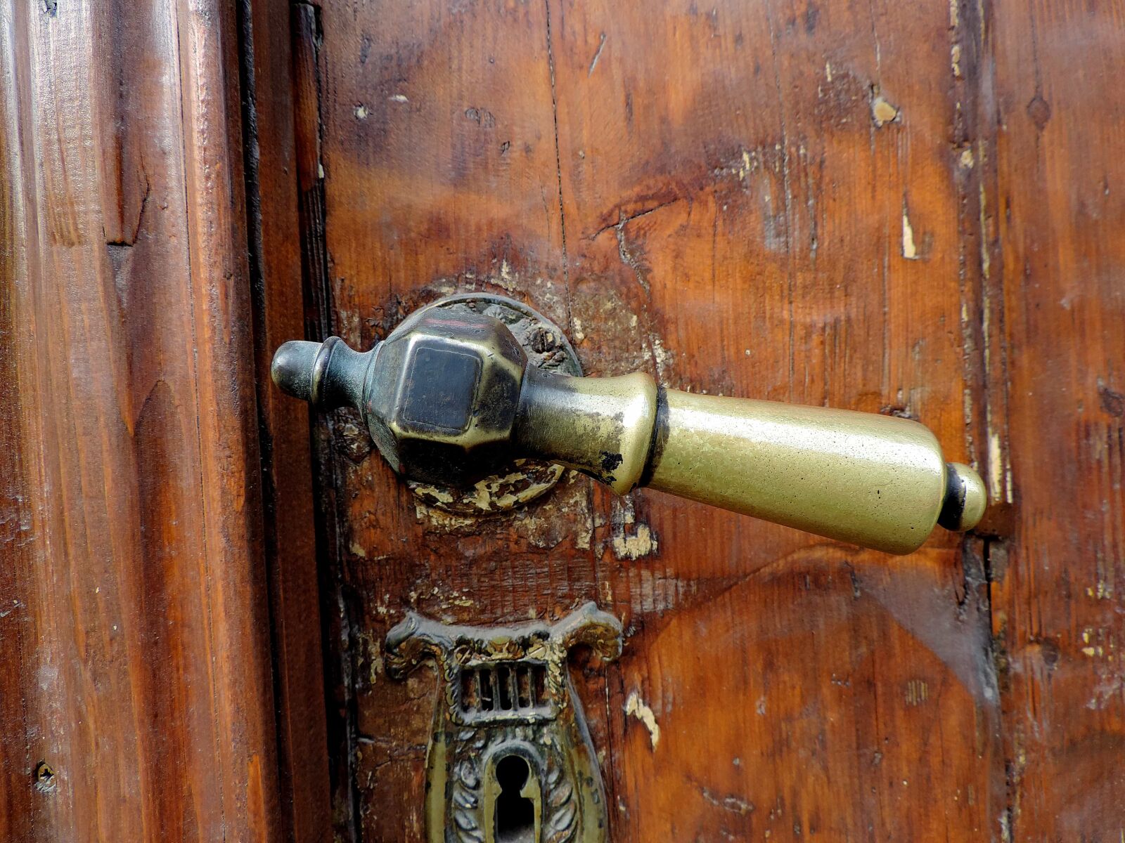 Nikon Coolpix P520 sample photo. Wood, door, old, handle photography