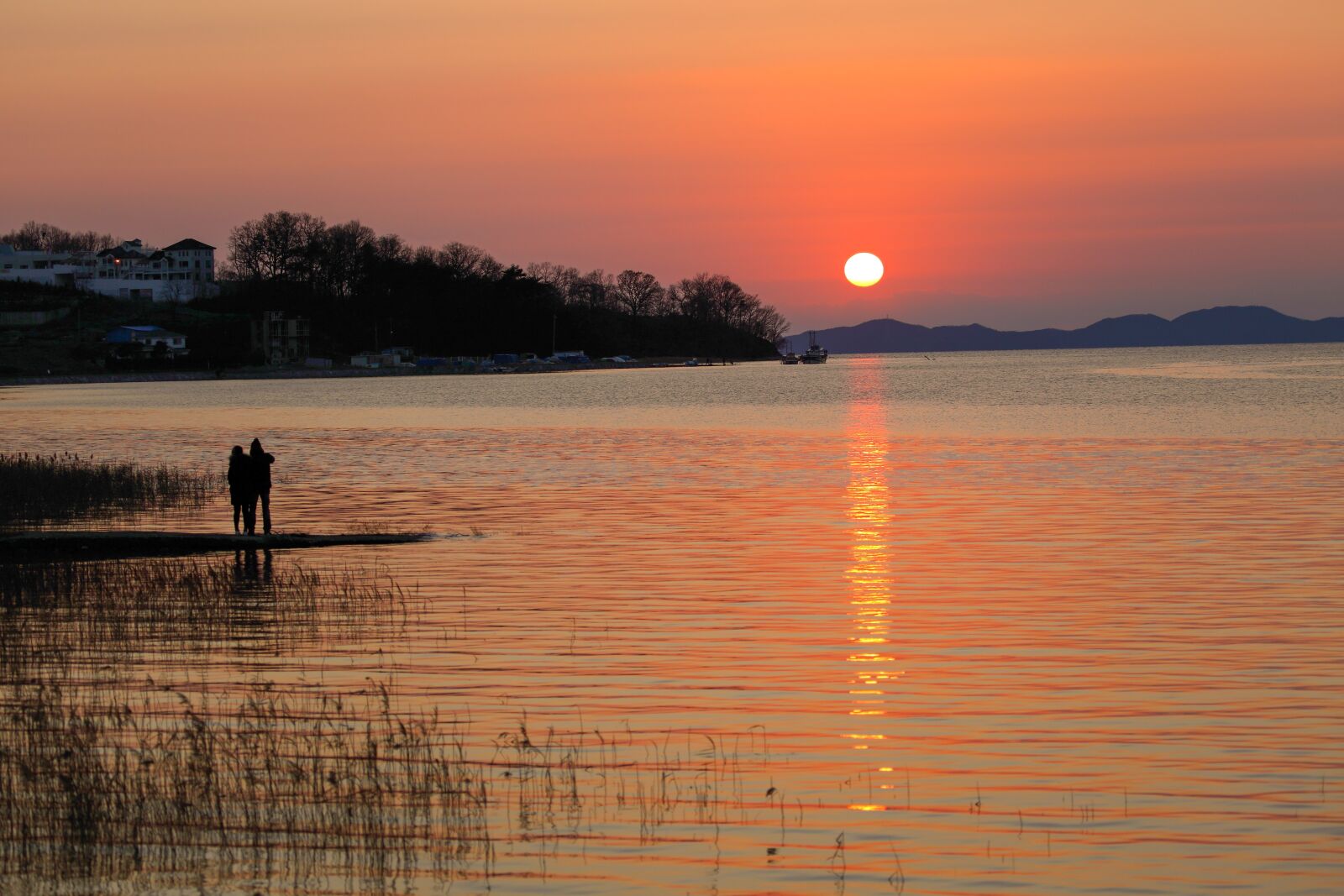 Canon EF 100-400mm F4.5-5.6L IS USM sample photo. Sunset, orange sky, glow photography