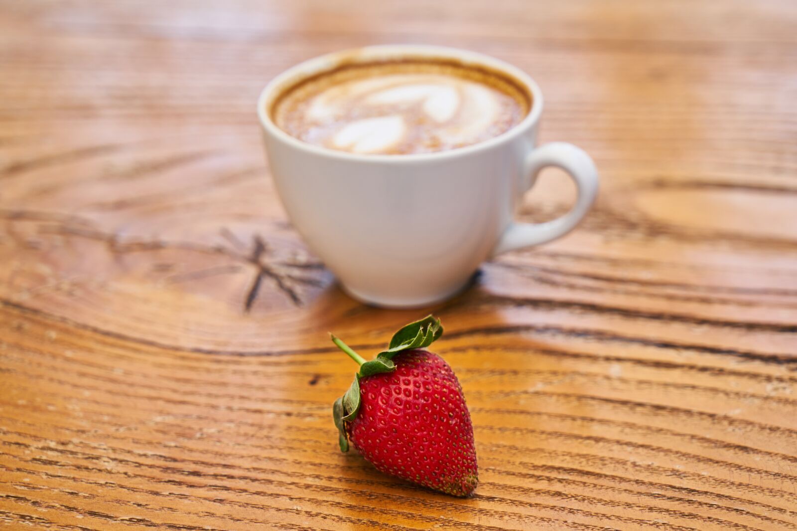 Sony a7R II sample photo. Latte, strawberry, the drink photography