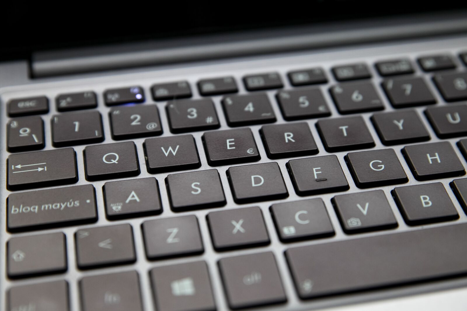 Canon EOS 5D Mark II sample photo. Computer, portable, keyboard photography