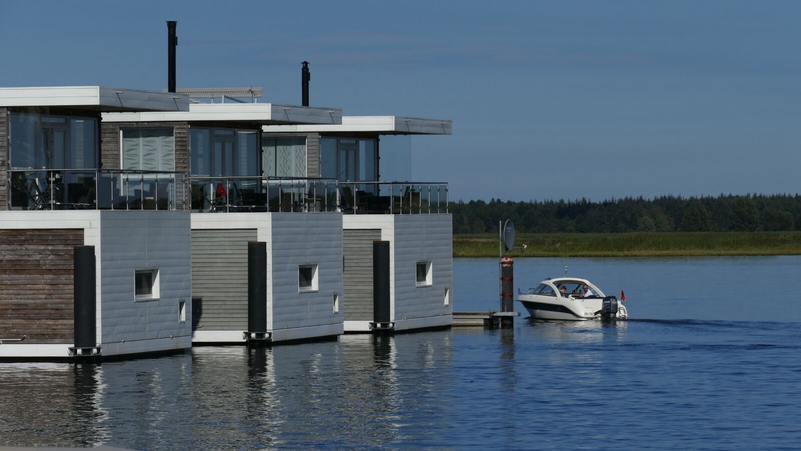 Leica V-Lux (Typ 114) sample photo. Port, powerboat, water photography