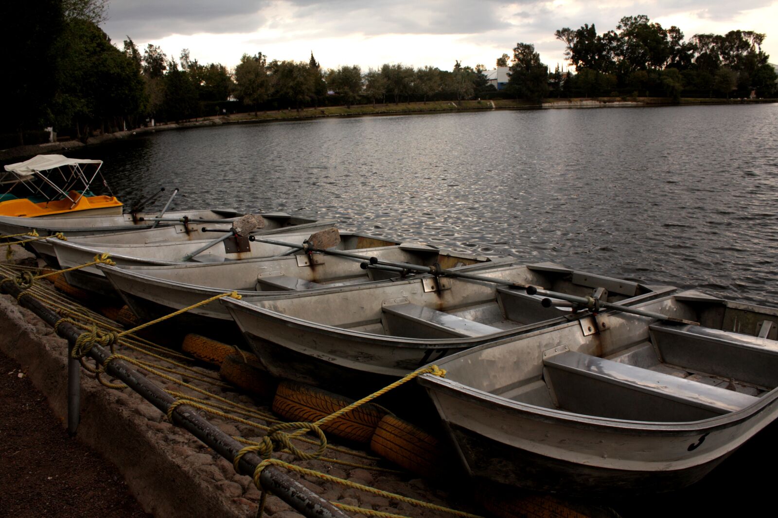 Canon EOS 450D (EOS Rebel XSi / EOS Kiss X2) sample photo. Boats, boat, lake photography