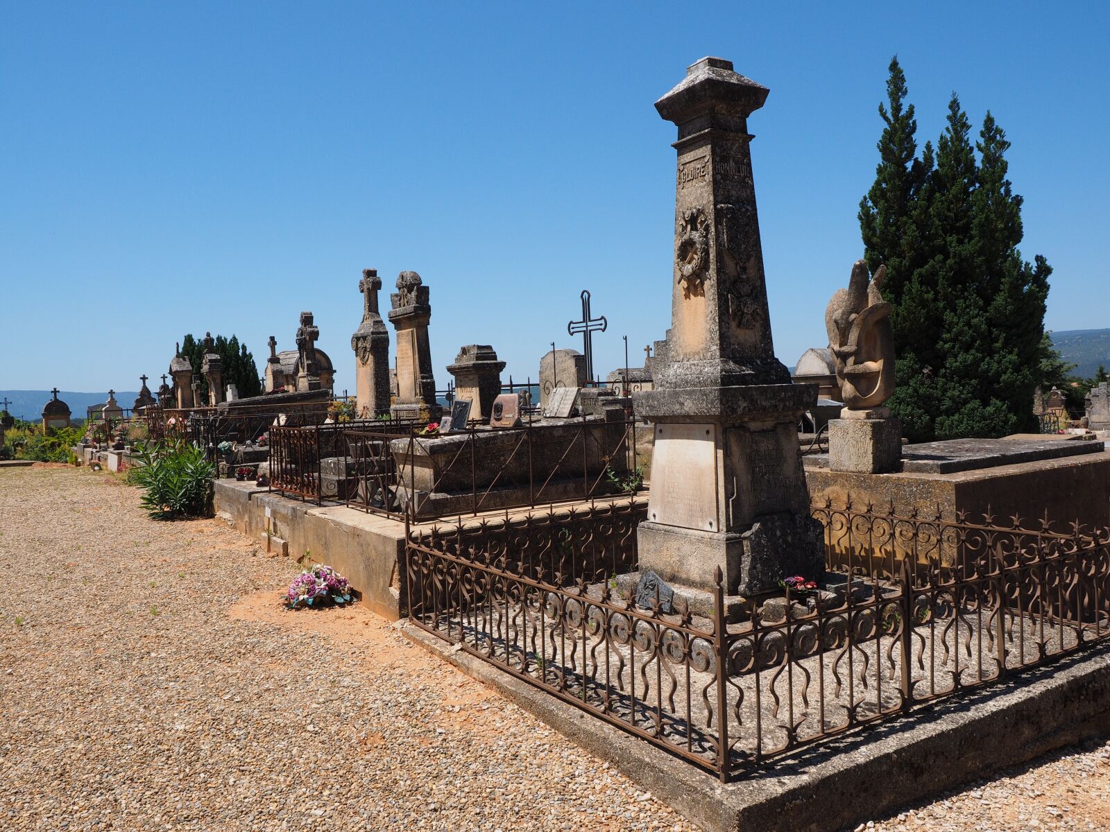 Olympus OM-D E-M1 + Olympus M.Zuiko Digital ED 12-40mm F2.8 Pro sample photo. Cemetery, graves, gravestone photography