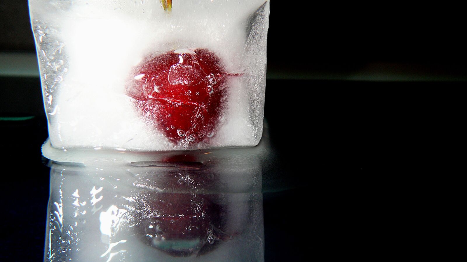 Leica V-LUX 1 sample photo. Appetizing, berry, delicate photography