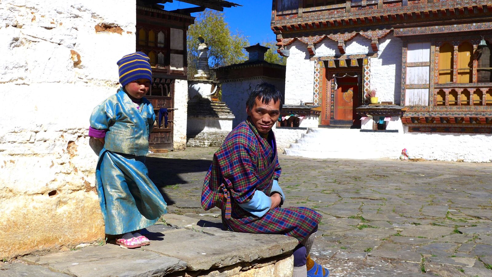Panasonic Lumix DMC-LX7 sample photo. Bhutan, child with father photography