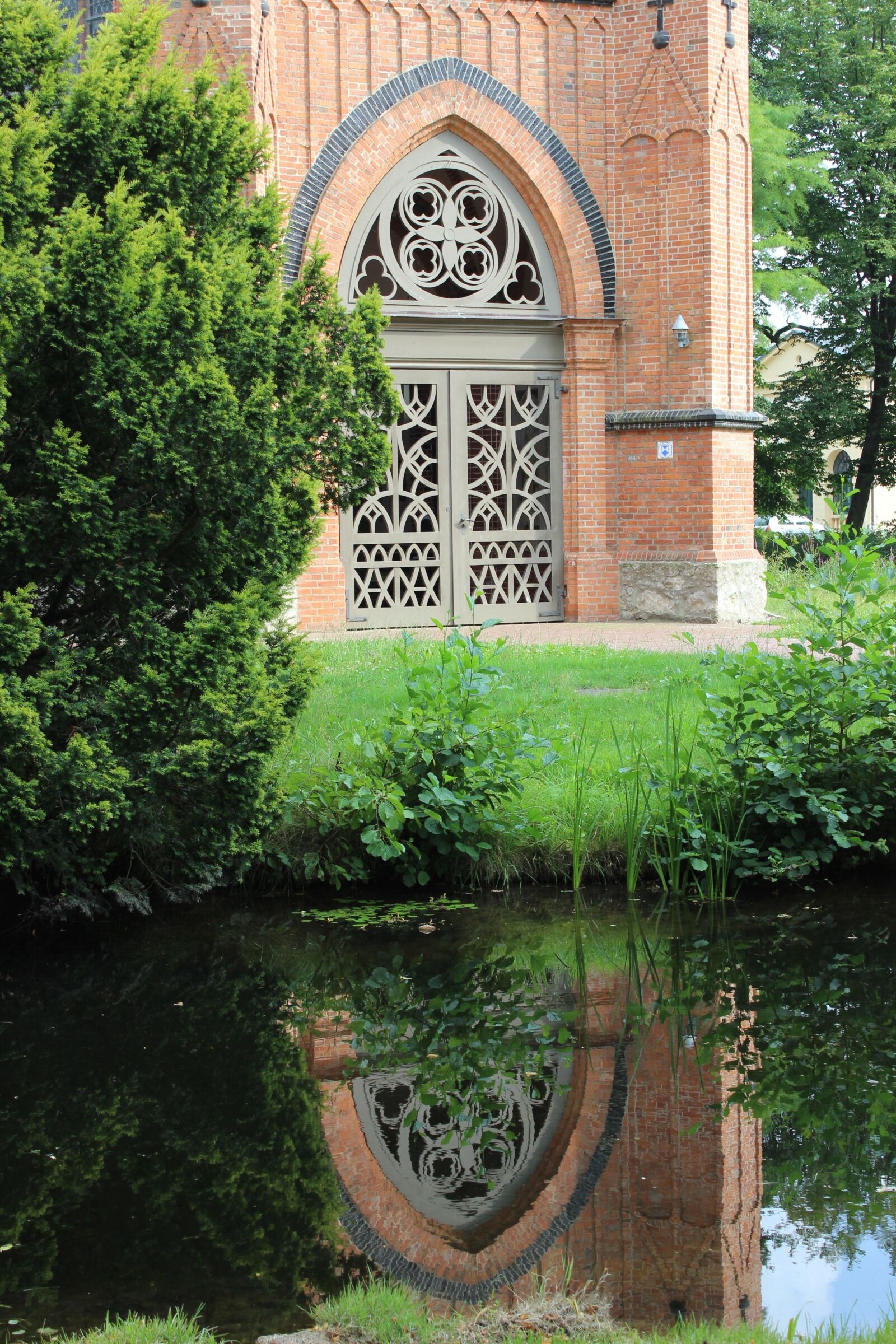 Canon EOS 600D (Rebel EOS T3i / EOS Kiss X5) sample photo. Steeple, input, door photography