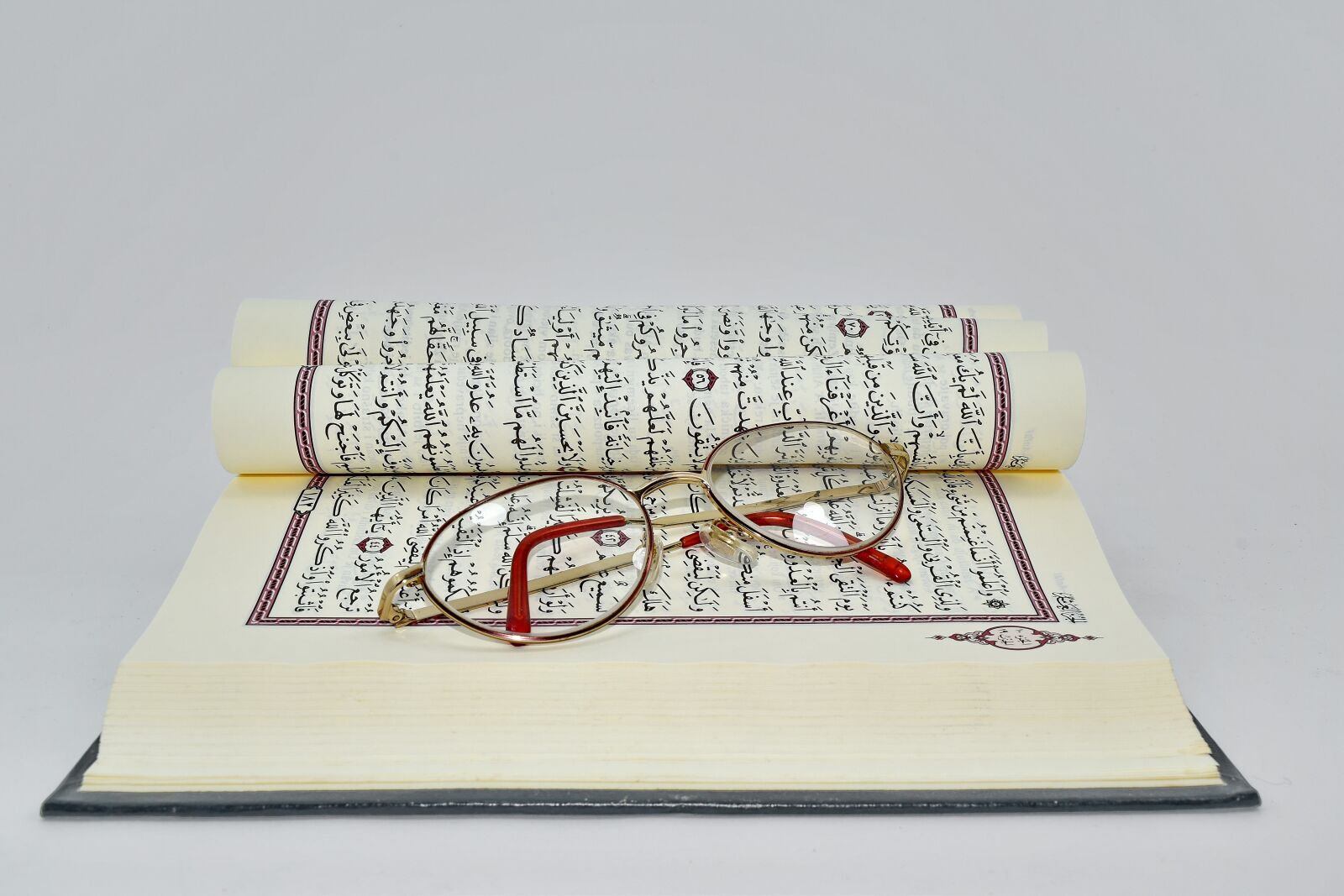 Nikon D5500 sample photo. Arabic, book, eyeglasses, islam photography