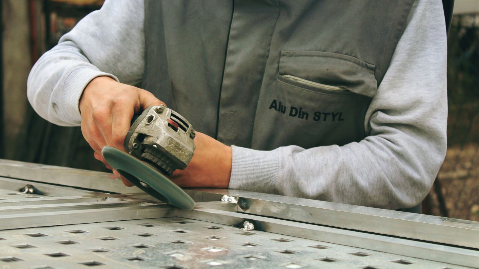 Canon EOS 1200D (EOS Rebel T5 / EOS Kiss X70 / EOS Hi) sample photo. Grinder, tools, worker photography