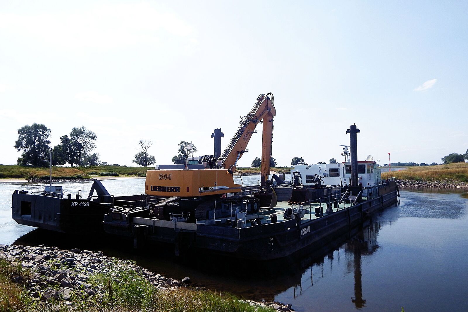 Fujifilm FinePix SL1000 sample photo. Excavators, barges, river photography