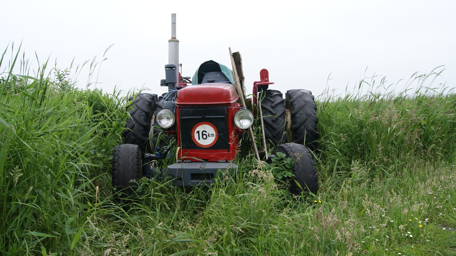 Sony Alpha DSLR-A330 sample photo. Tractor, old, nature photography