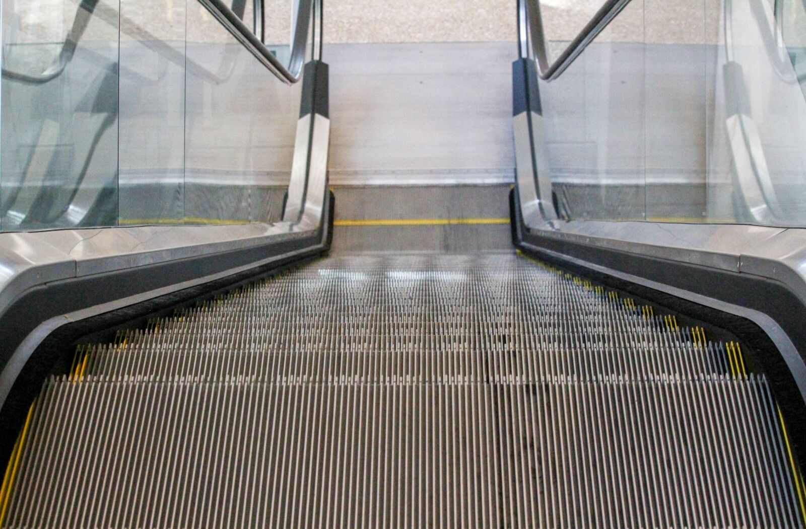 Canon EOS 700D (EOS Rebel T5i / EOS Kiss X7i) sample photo. Step, escalator, steel photography