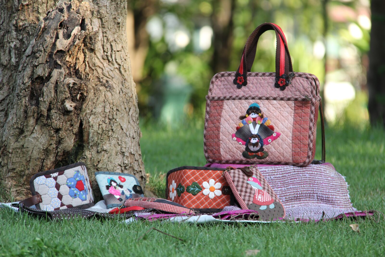 Canon EF-S 18-200mm F3.5-5.6 IS sample photo. Craft, bag, purse photography