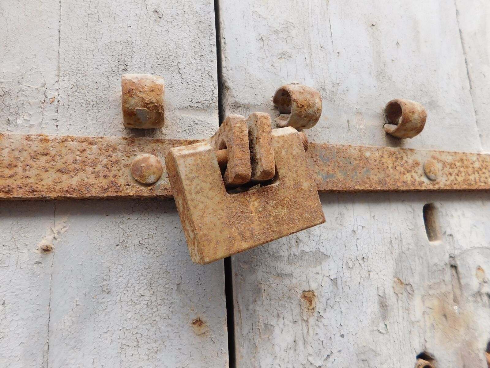 Nikon Coolpix L840 sample photo. Padlock, puglia, sadness photography
