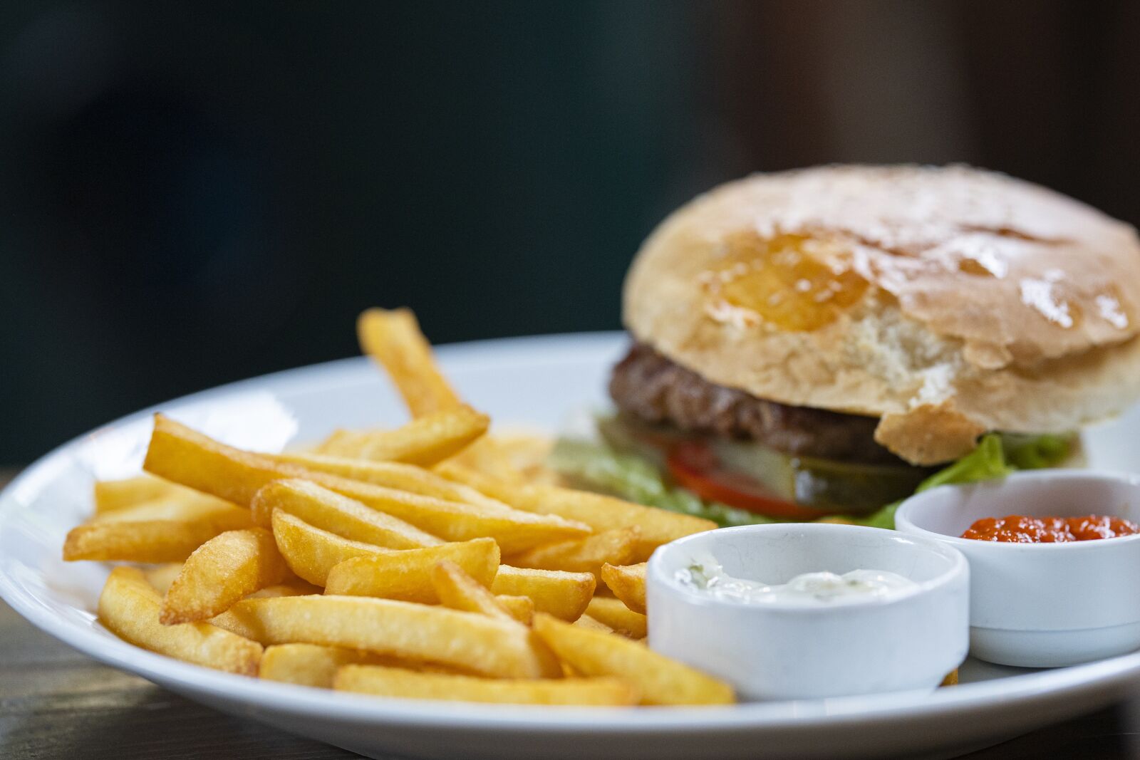 Canon RF 85mm F1.2L USM sample photo. Burger, potato, table photography