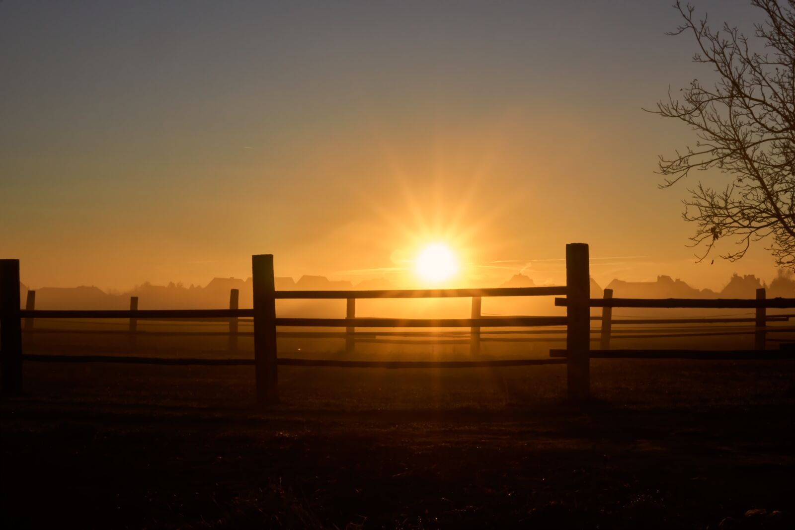 Sony a6000 + Sony E PZ 16-50 mm F3.5-5.6 OSS (SELP1650) sample photo. Sunrise, fence, wood photography