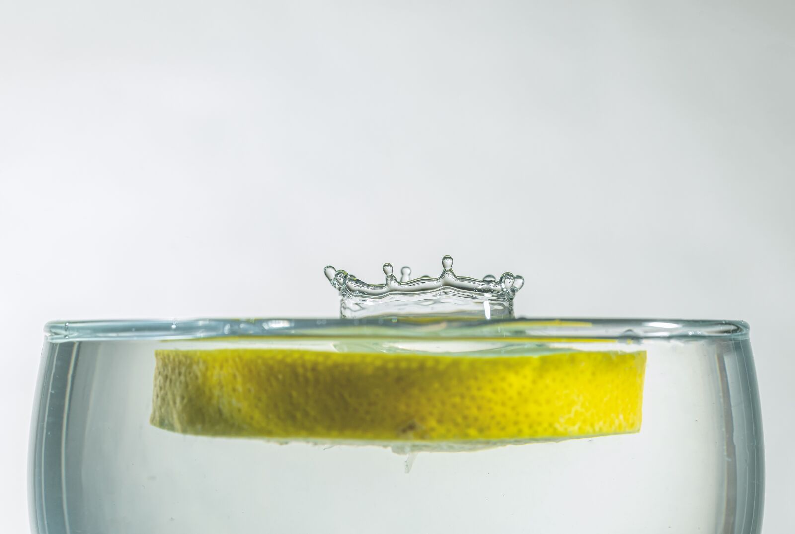 Canon EOS R sample photo. Splash, slice of lemon photography