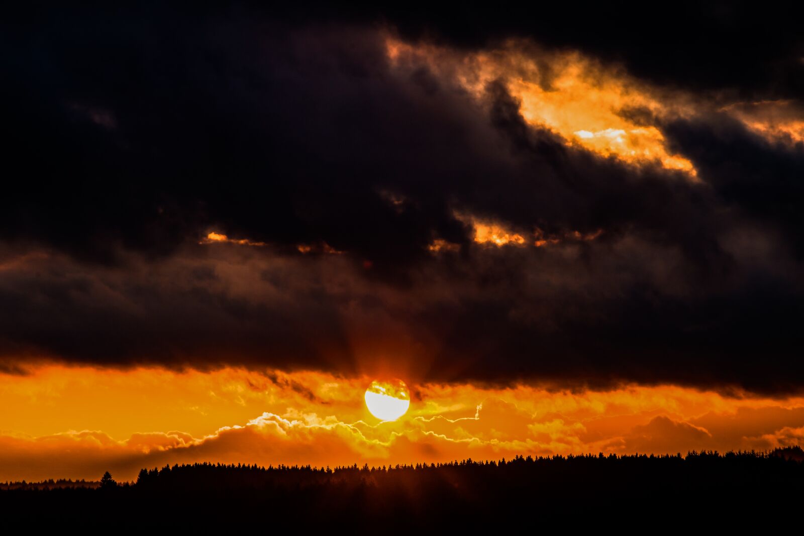 Canon EOS 750D (EOS Rebel T6i / EOS Kiss X8i) sample photo. Sunset, sun, sunbeam photography