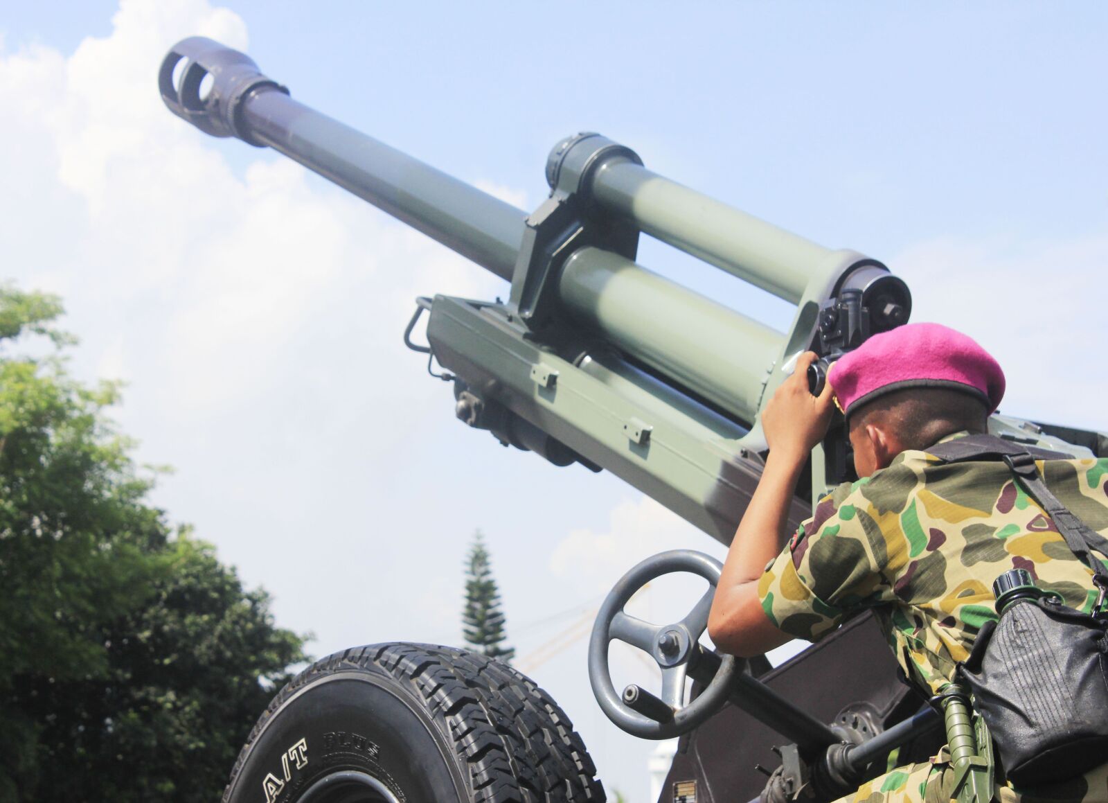 Canon EOS 550D (EOS Rebel T2i / EOS Kiss X4) sample photo. Soldier, java, surabaya photography