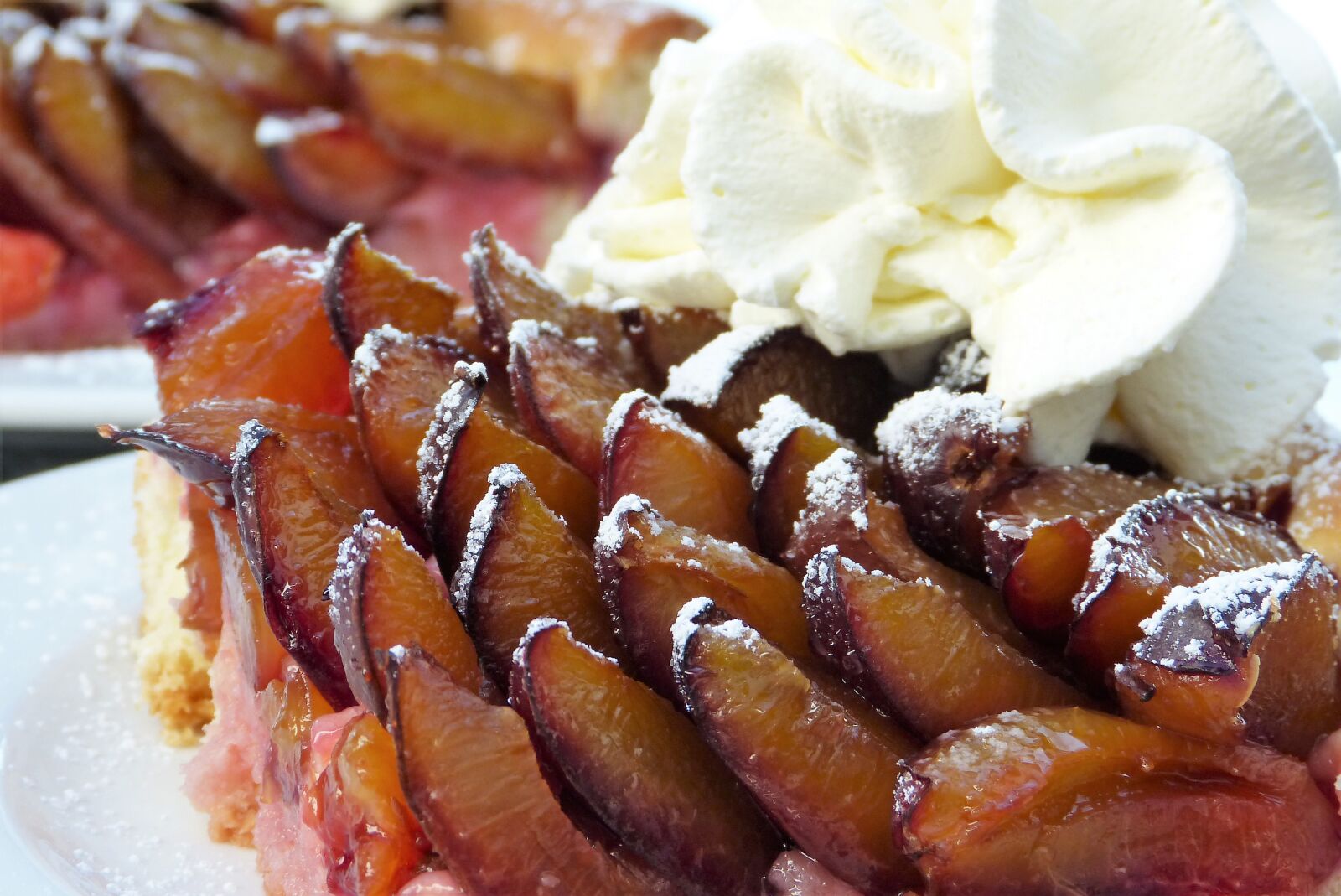 Panasonic Lumix DMC-FZ150 sample photo. Zwetschgendatschi, plum cake, plums photography