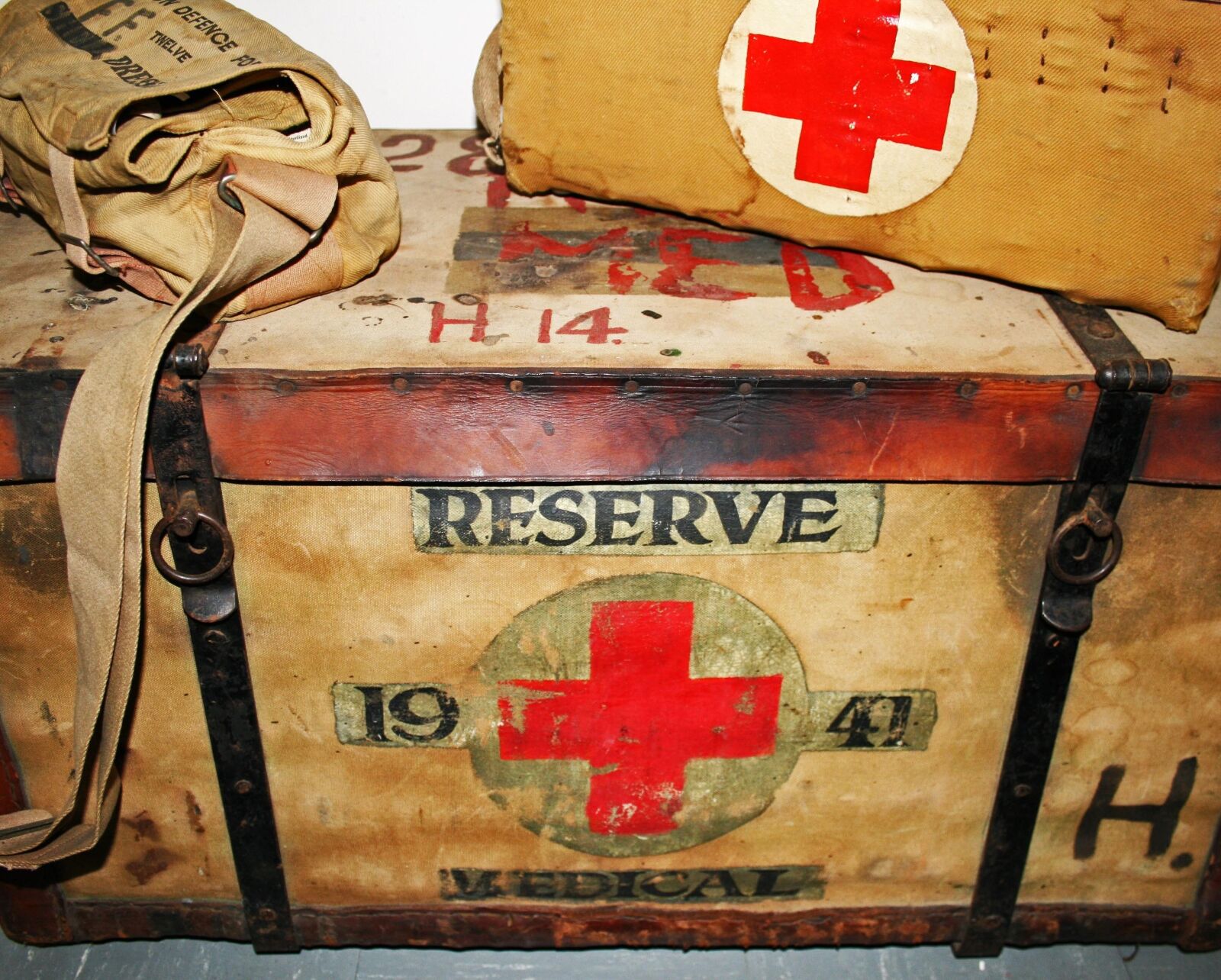 Canon EOS 400D (EOS Digital Rebel XTi / EOS Kiss Digital X) sample photo. Vintage medical bags, bags photography
