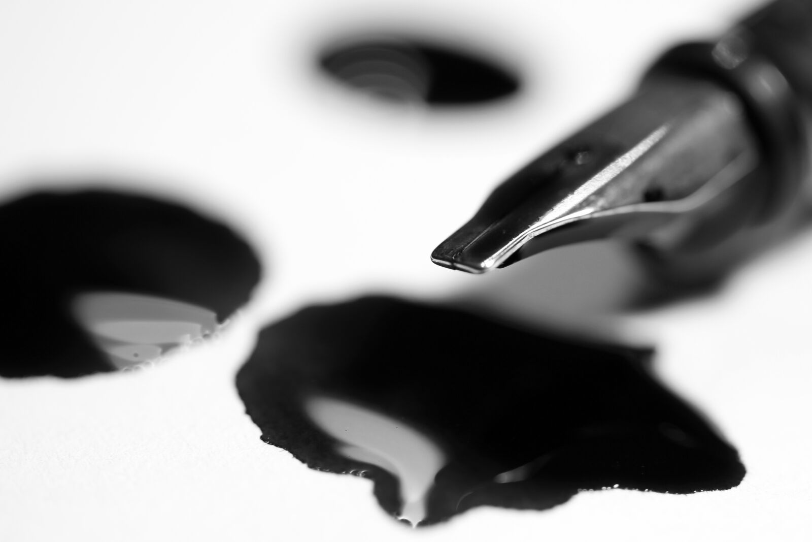 Canon EF-S 60mm F2.8 Macro USM sample photo. Ink, filler, fountain pen photography