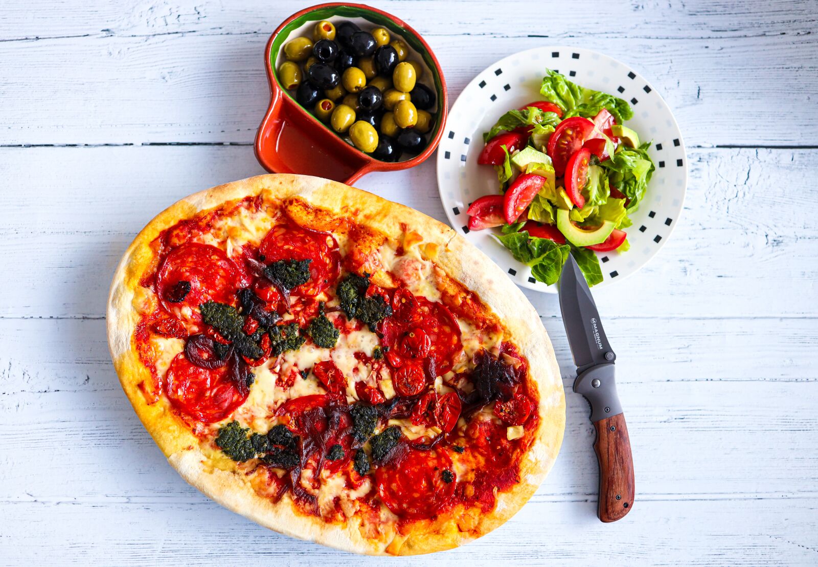 Canon EOS R + Canon RF 35mm F1.8 IS STM Macro sample photo. Pizza, olives, salad photography