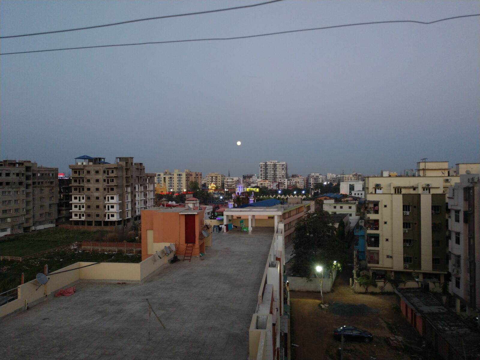 Motorola Moto Z (2) sample photo. City, evening, moon photography