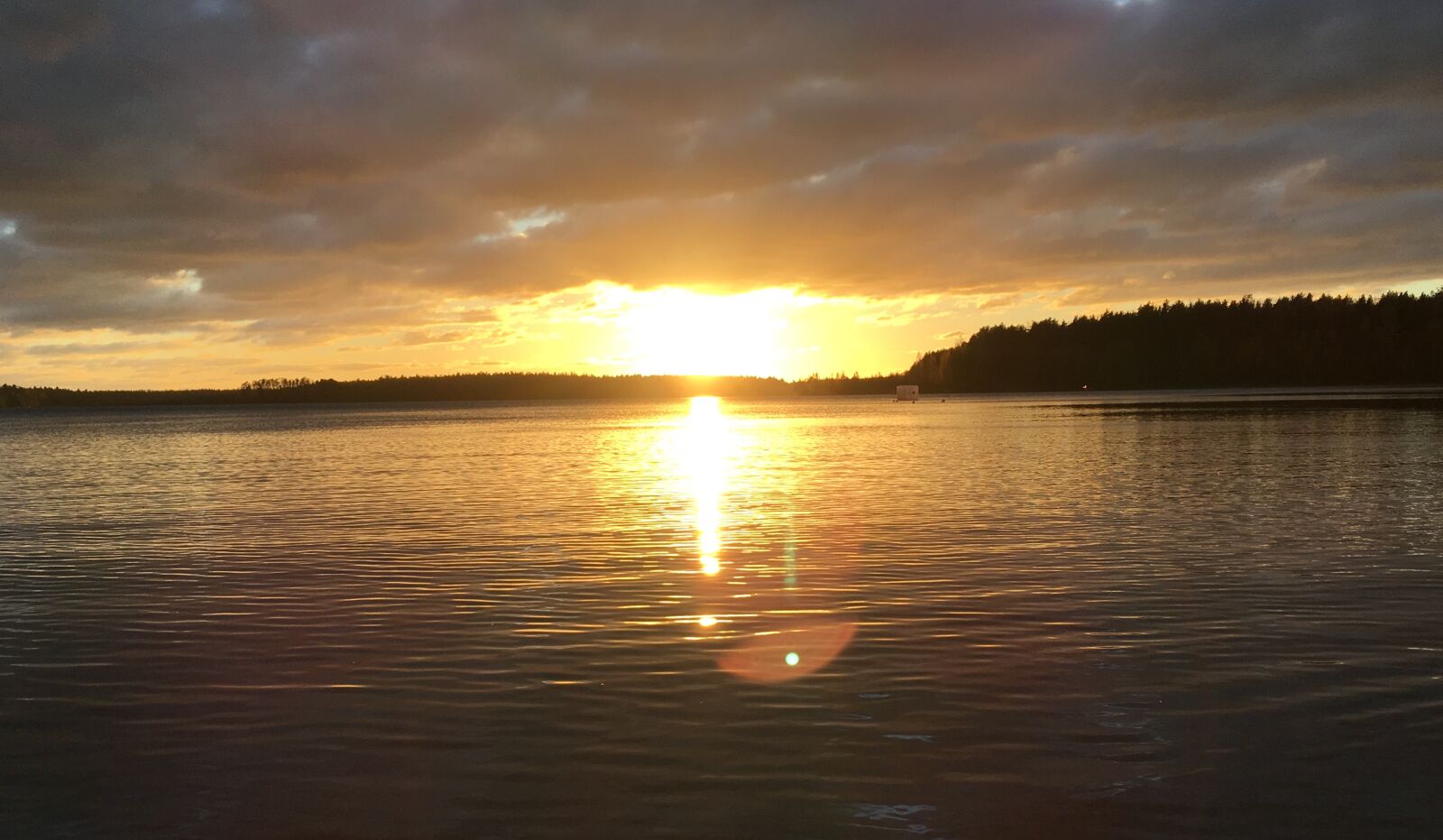 iPhone SE back camera 4.15mm f/2.2 sample photo. Sunset, lake photography