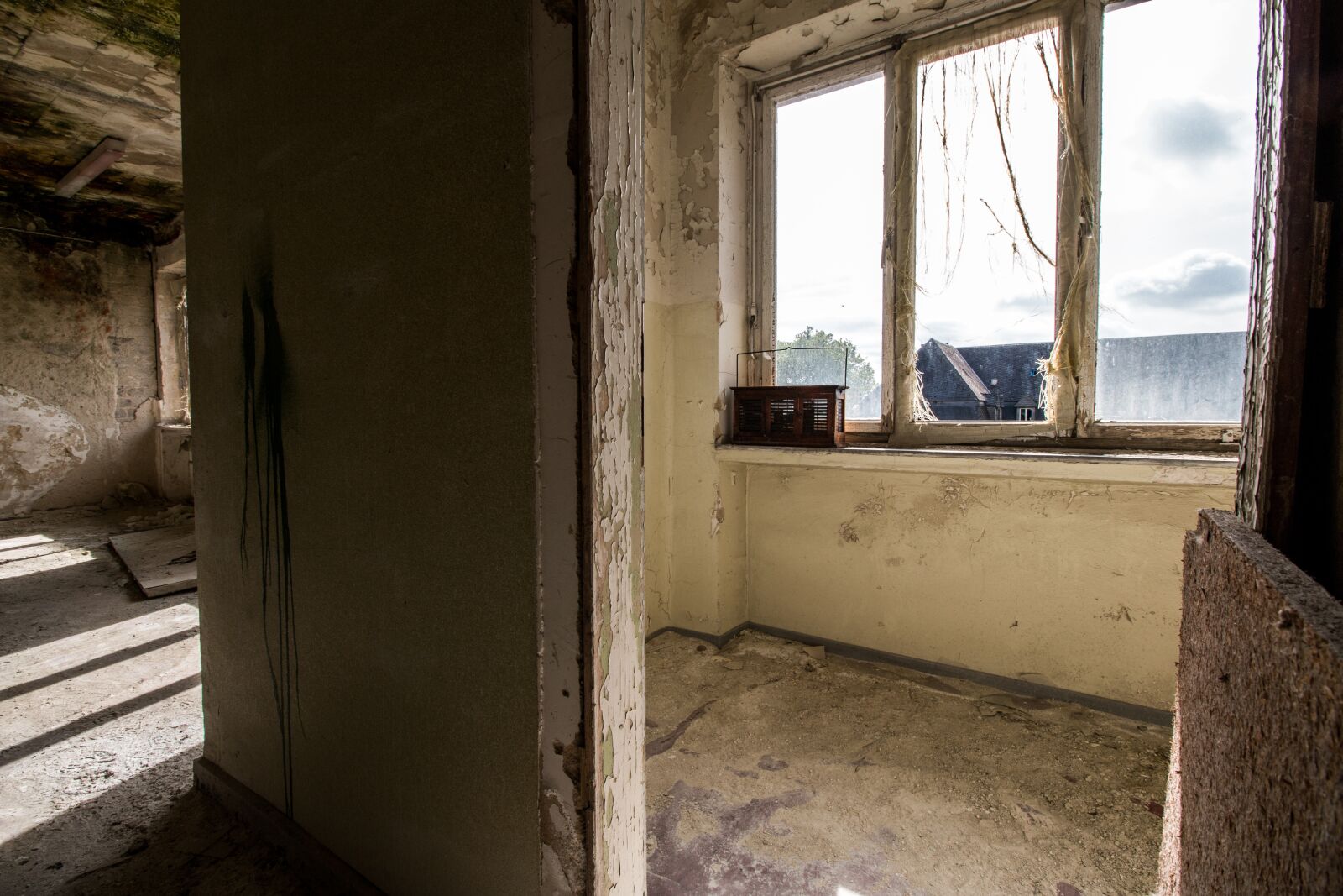 Canon EOS 70D sample photo. Window, broken glass, space photography