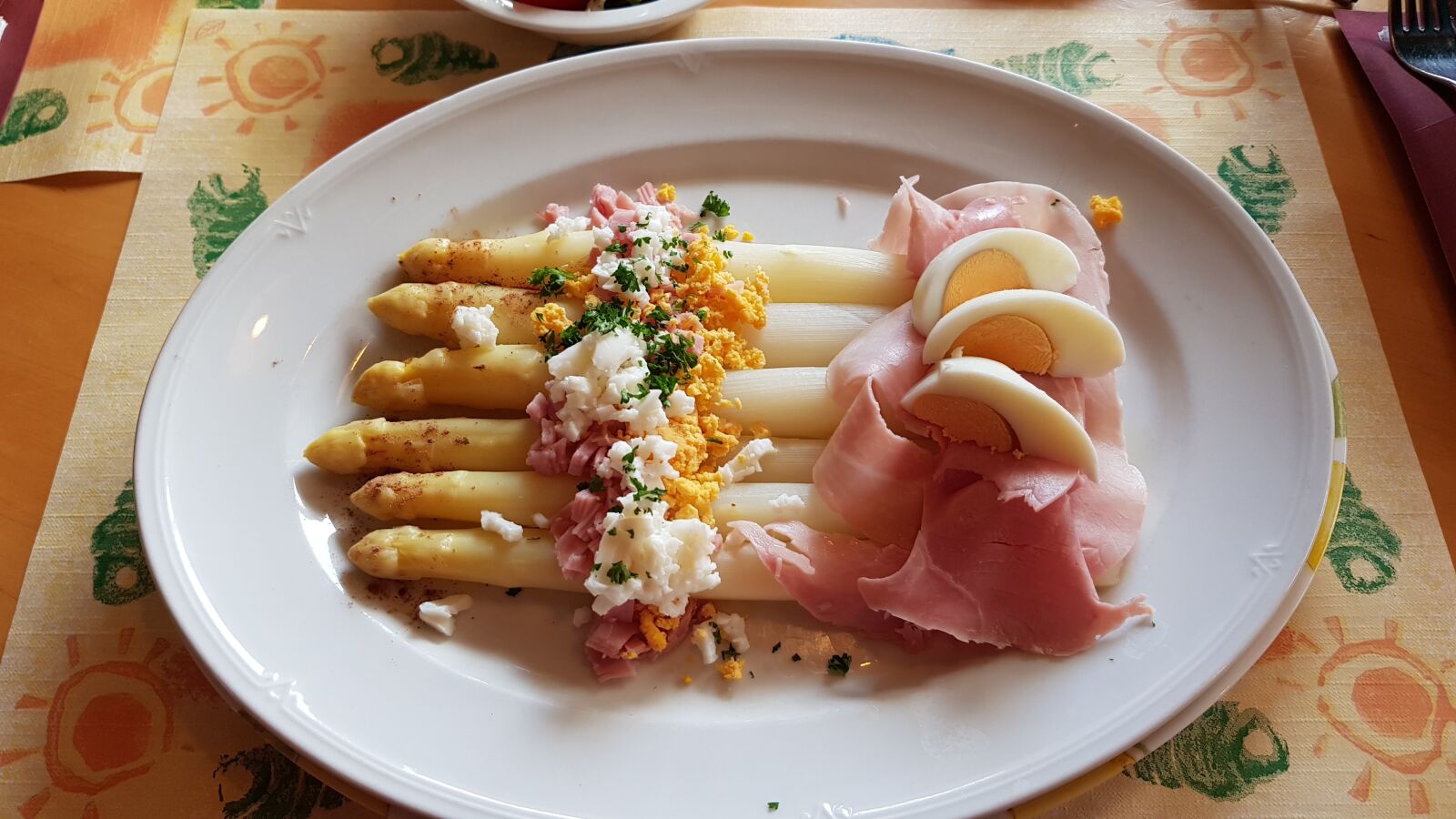 Samsung Galaxy S8+ sample photo. Asparagus, seizoenseten, board photography