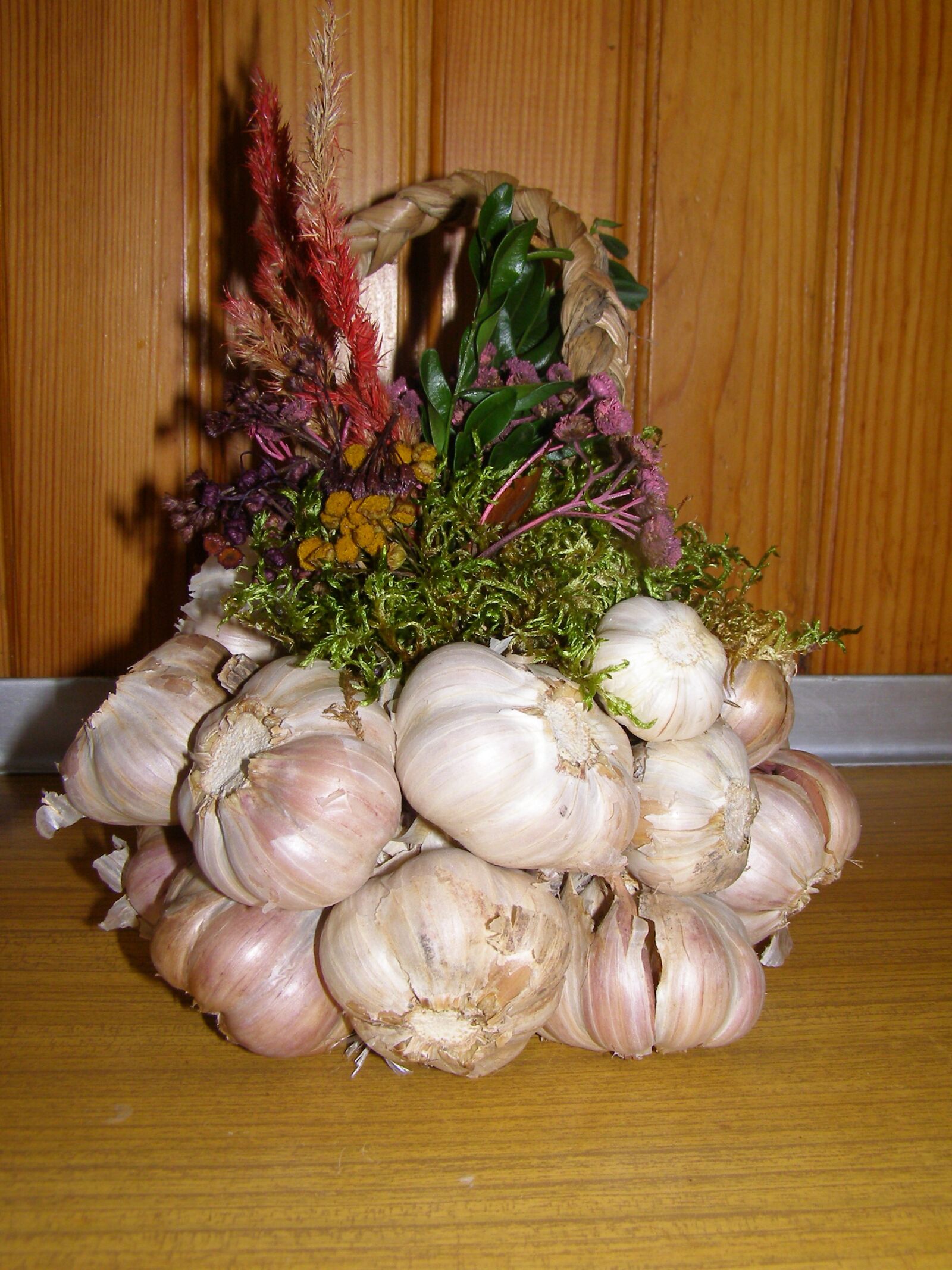 Olympus SP500UZ sample photo. Garlic, bouquet, shopping cart photography