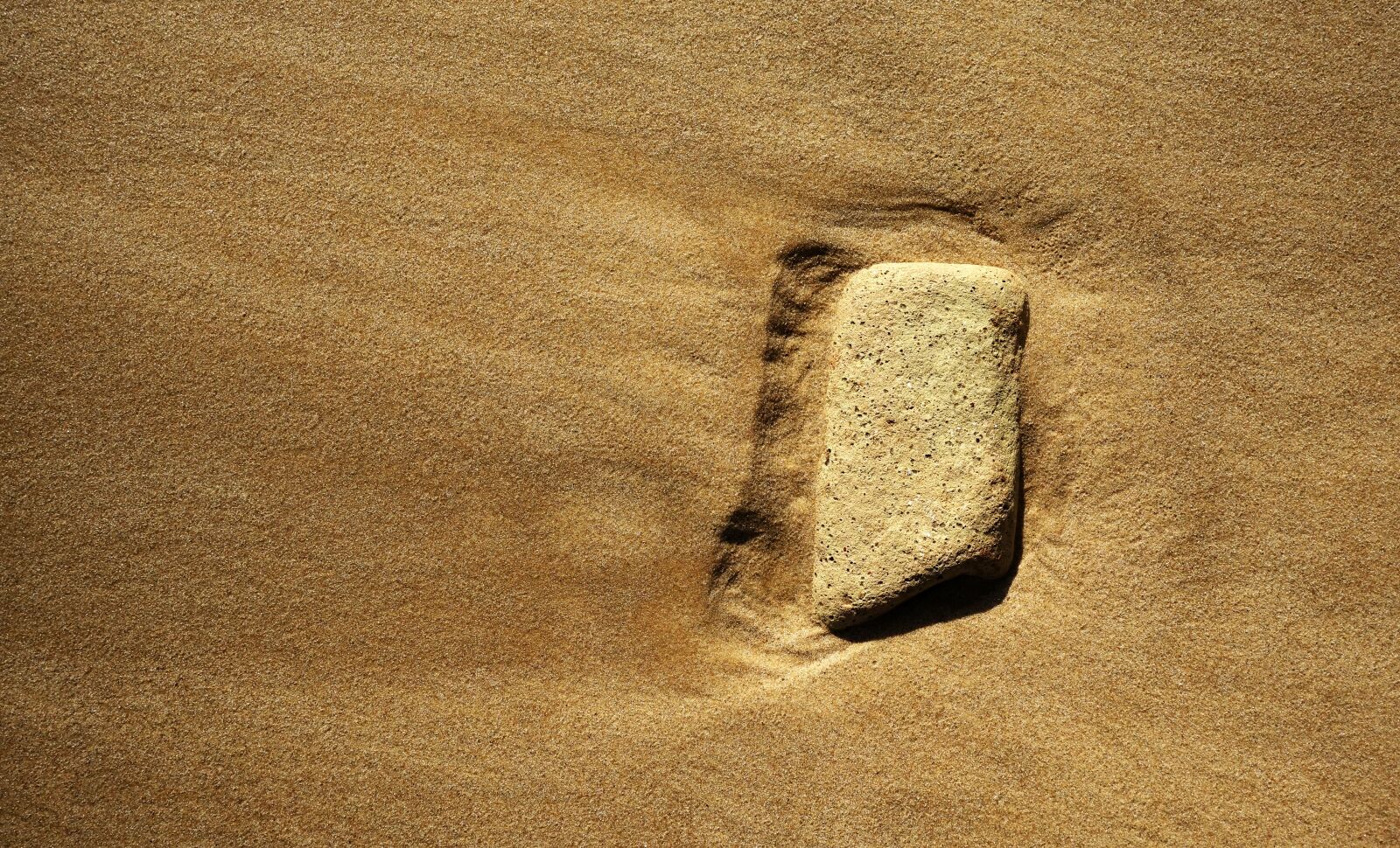 Sony DSC-RX100M5 sample photo. Sand, beach, brick photography