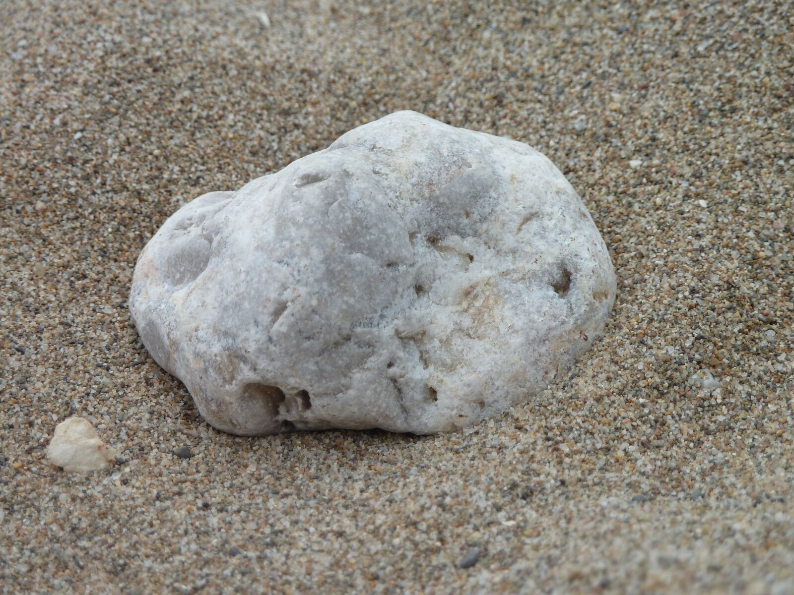 Panasonic Lumix DMC-ZS7 (Lumix DMC-TZ10) sample photo. Stone, sand, beach photography
