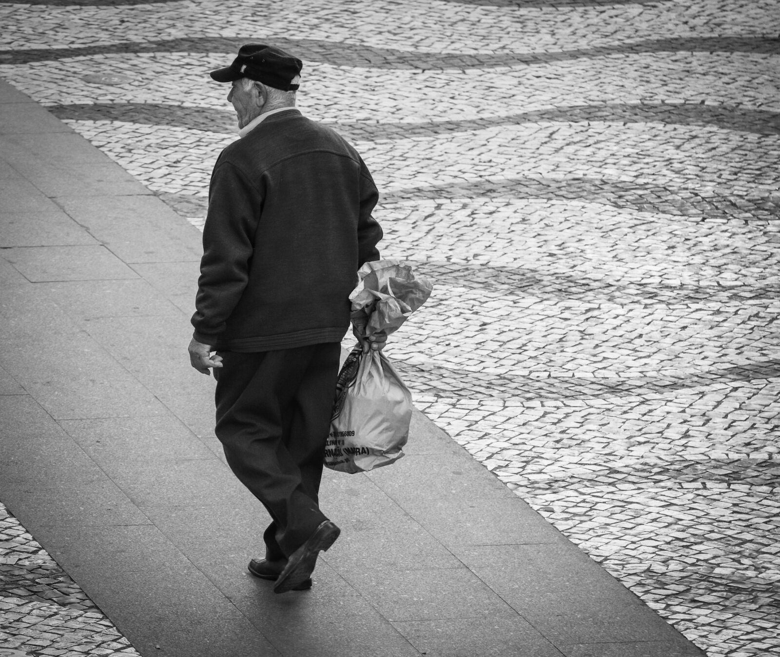 Canon EOS 200D (EOS Rebel SL2 / EOS Kiss X9) sample photo. Man, old, person photography