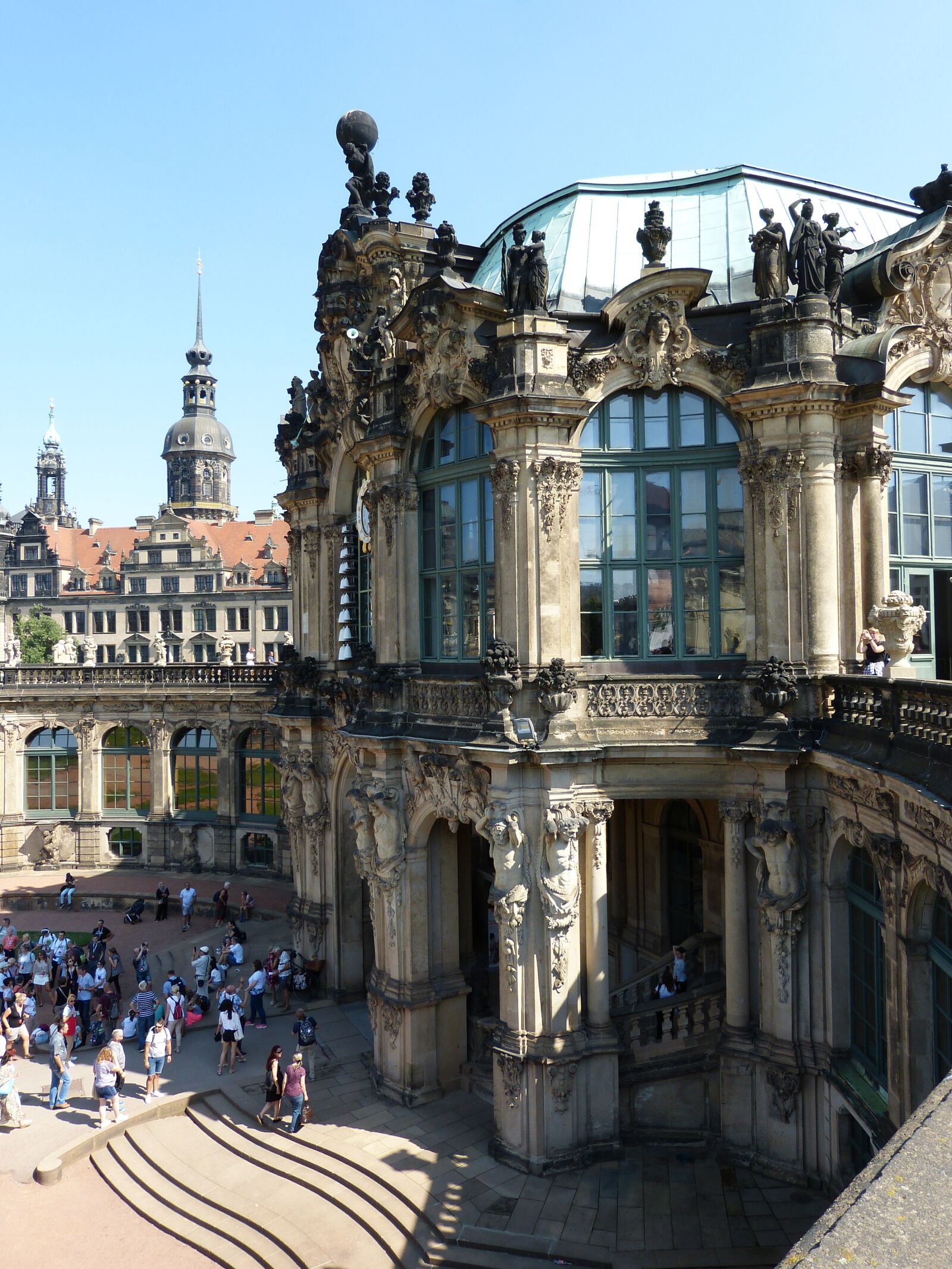 Panasonic Lumix DMC-FZ150 sample photo. Dresden, kennel, landmark photography