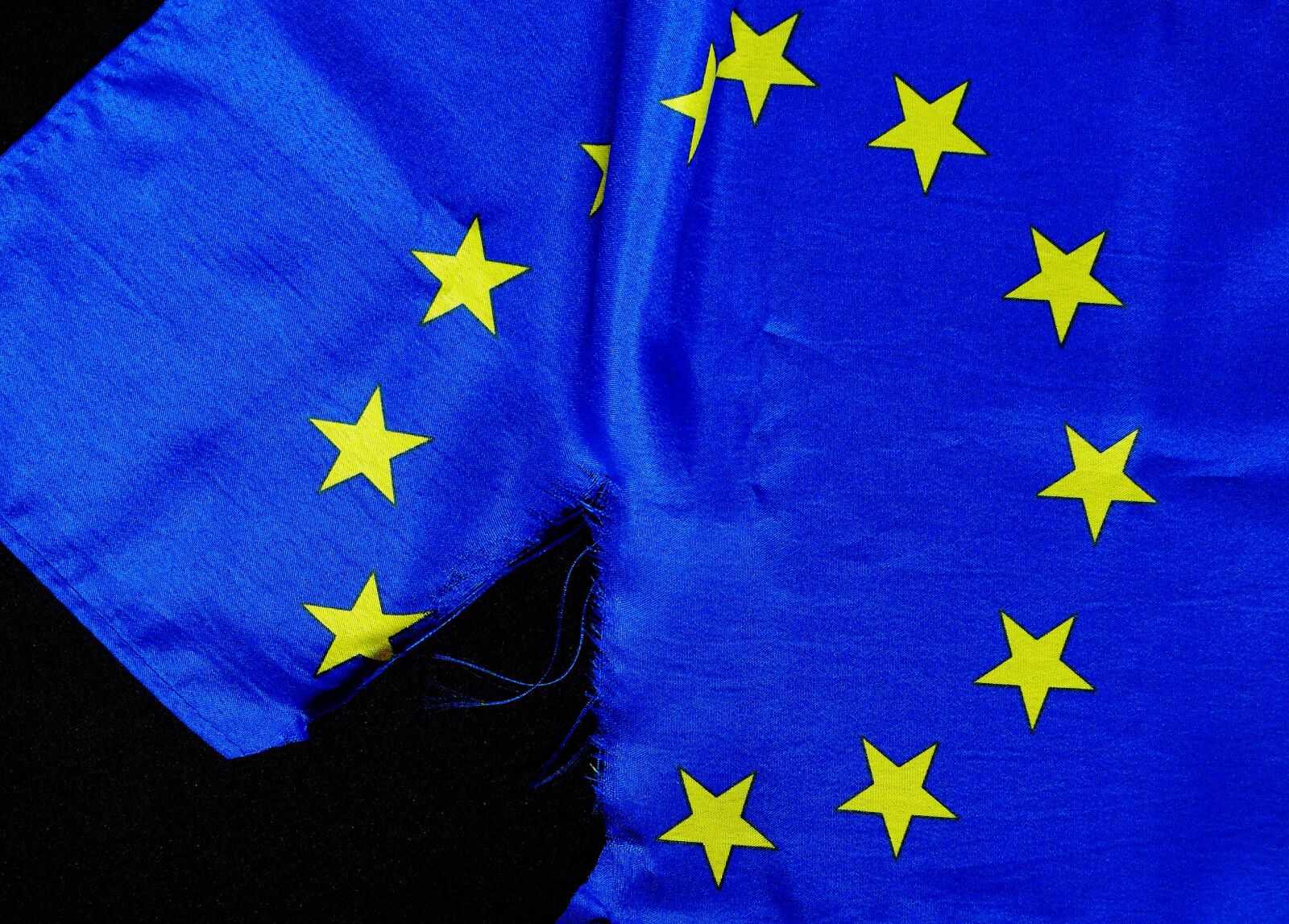 Leica V-LUX 1 sample photo. Breaking point, euro flag photography