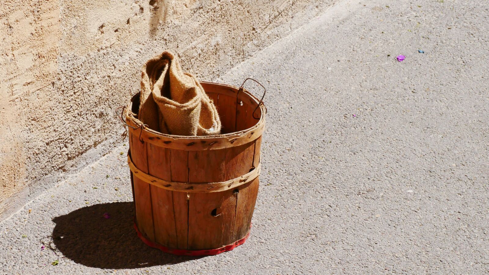Panasonic Lumix DMC-GX85 (Lumix DMC-GX80 / Lumix DMC-GX7 Mark II) sample photo. Bucket, vintage, wooden bucket photography