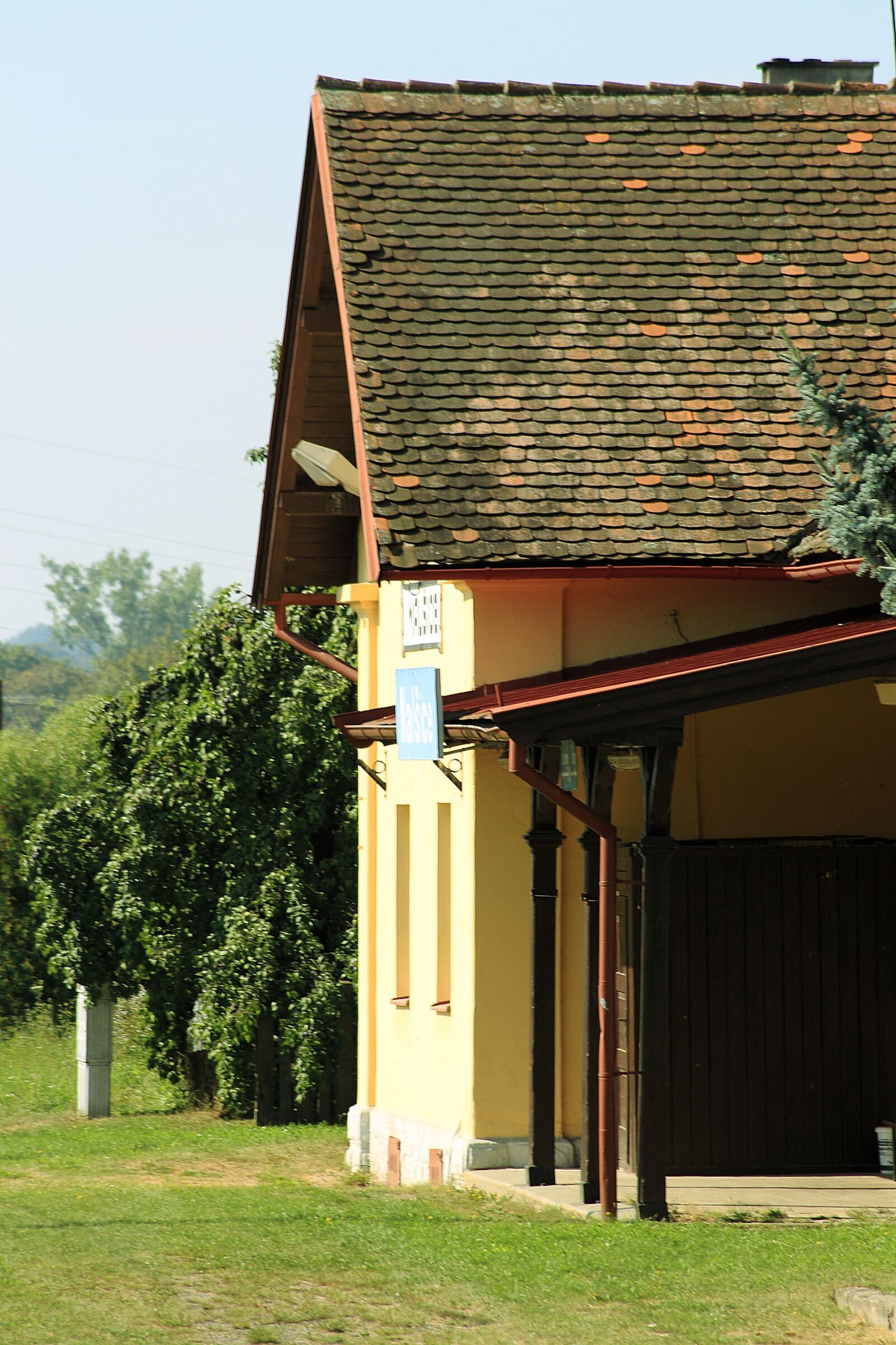 Canon EOS 700D (EOS Rebel T5i / EOS Kiss X7i) sample photo. Railway station, old, weathered photography